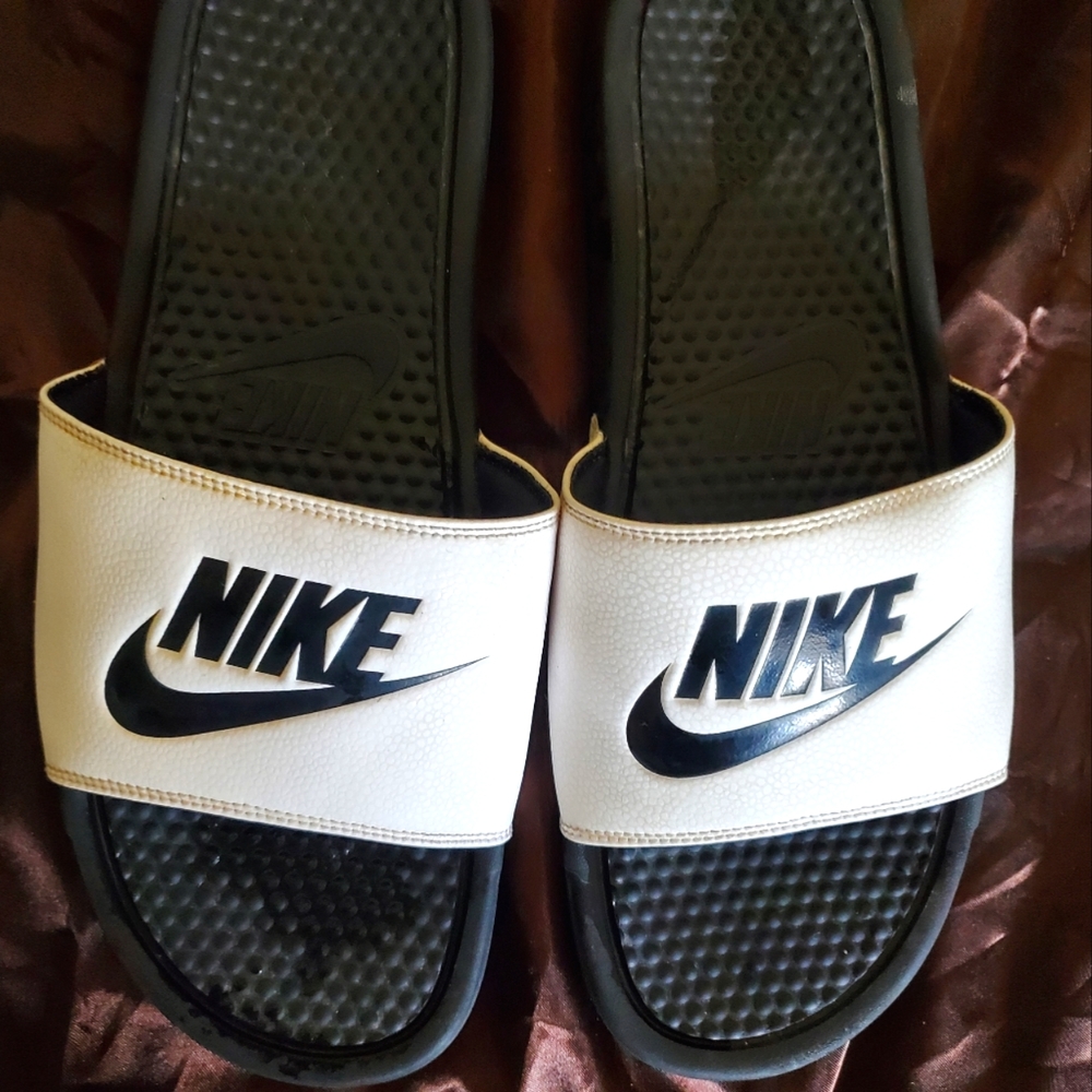 NIKE SHOWER SHOES SLIDES EXCELLENT CONDITION 👌